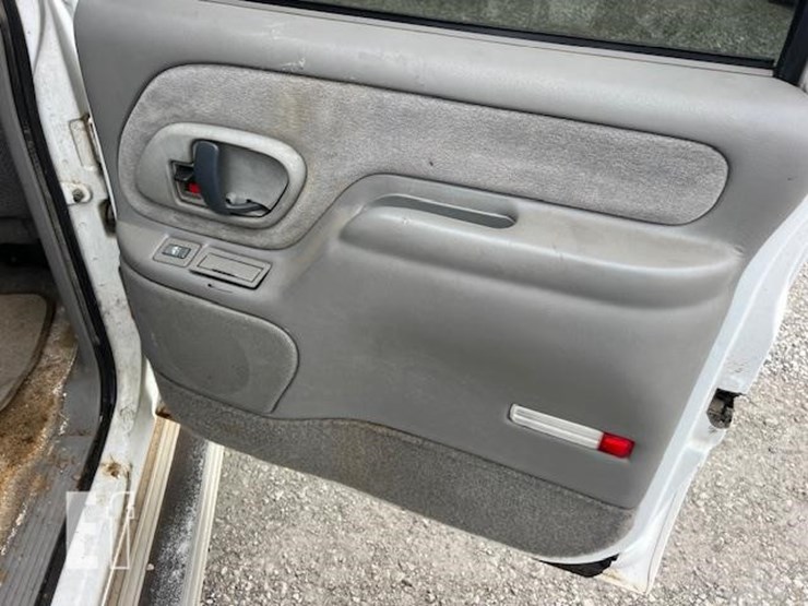 1999-chevrolet-suburban-image-27