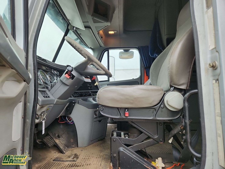 2006-freightliner-columbia-120-image-6