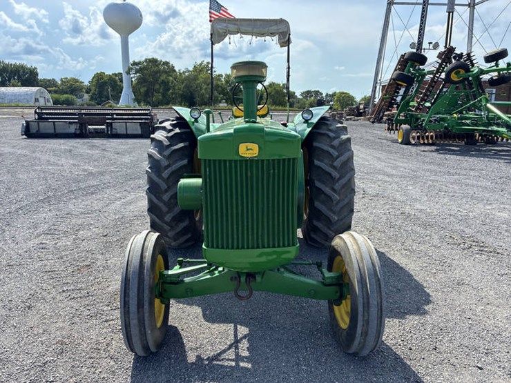 1958-john-deere-820-image-3