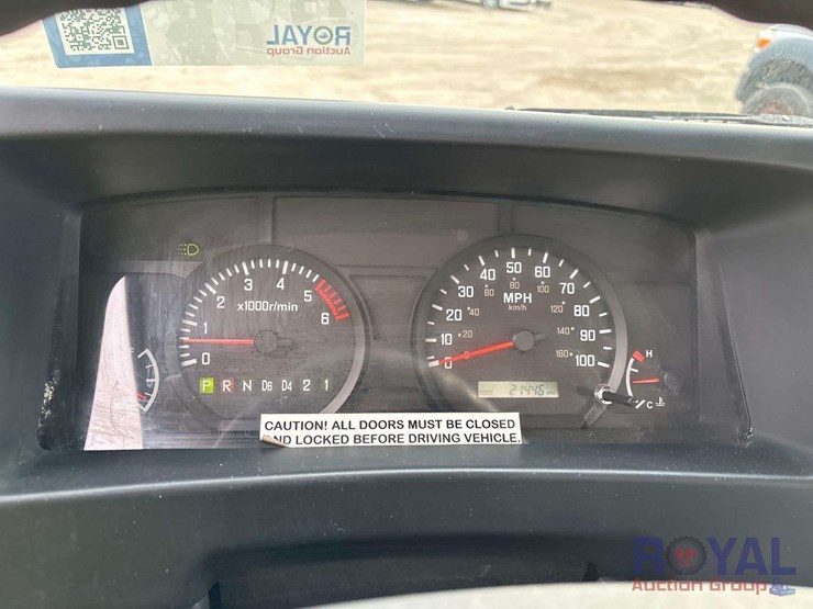 2023-isuzu-npr-image-18