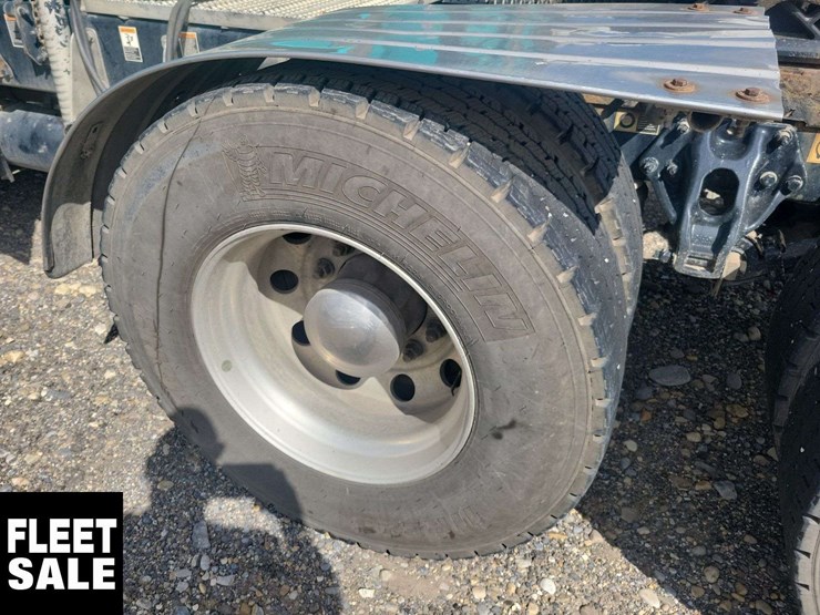 2019-peterbilt-579-image-12