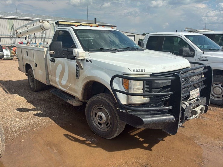 2017-ford-f350-sd-image-2