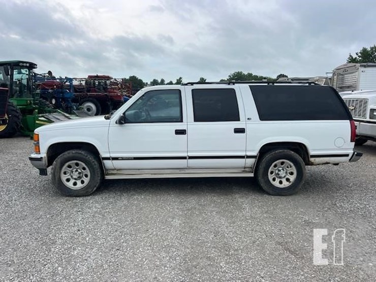 1999-chevrolet-suburban-image-3