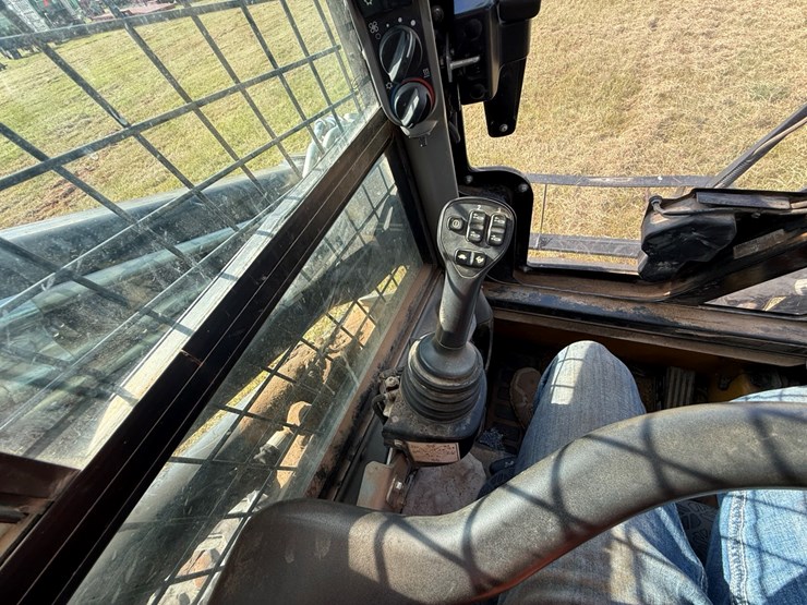 new-holland-c337-image-18