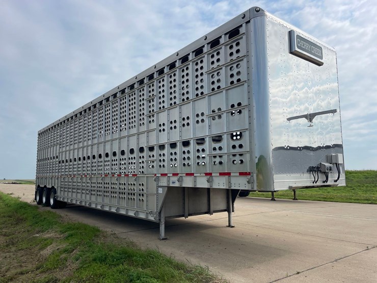 2021-eby-livestock-trailer-image-3