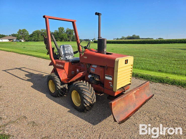 ditch-witch-2300-image-3
