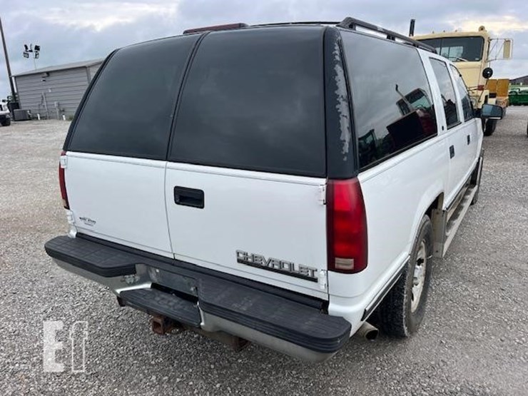 1999-chevrolet-suburban-image-33