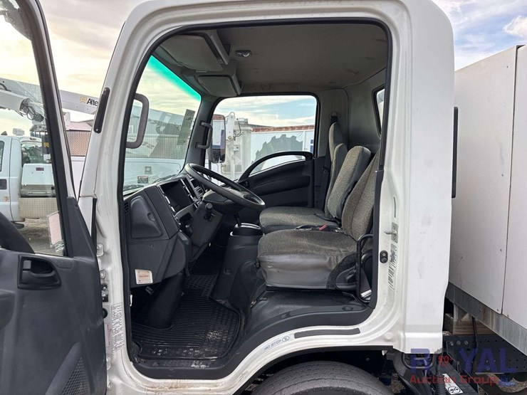2023-isuzu-npr-image-5