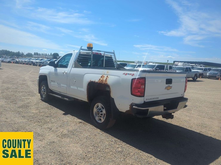 2015-chevrolet-silverado-2500hd-lt-image-3