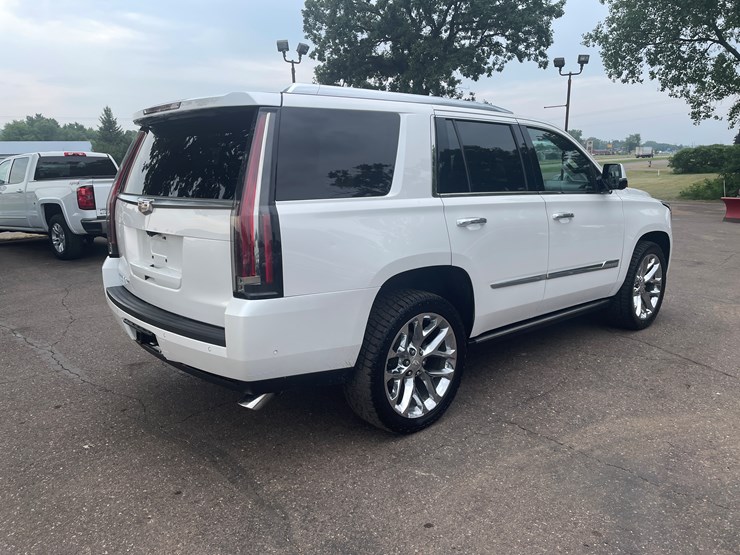 2017-cadillac-escalade-image-3