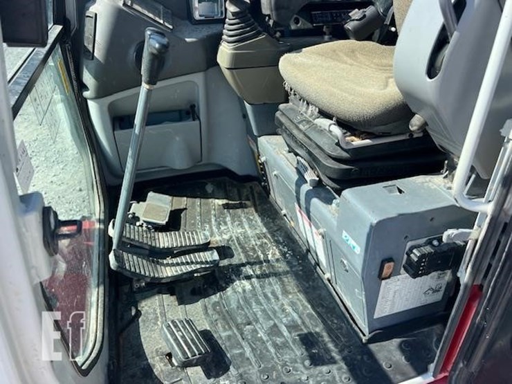 takeuchi-tb235-2-image-33