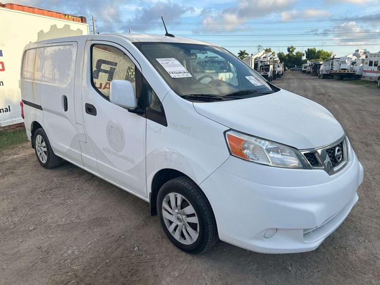2016-nissan-nv200-image-2