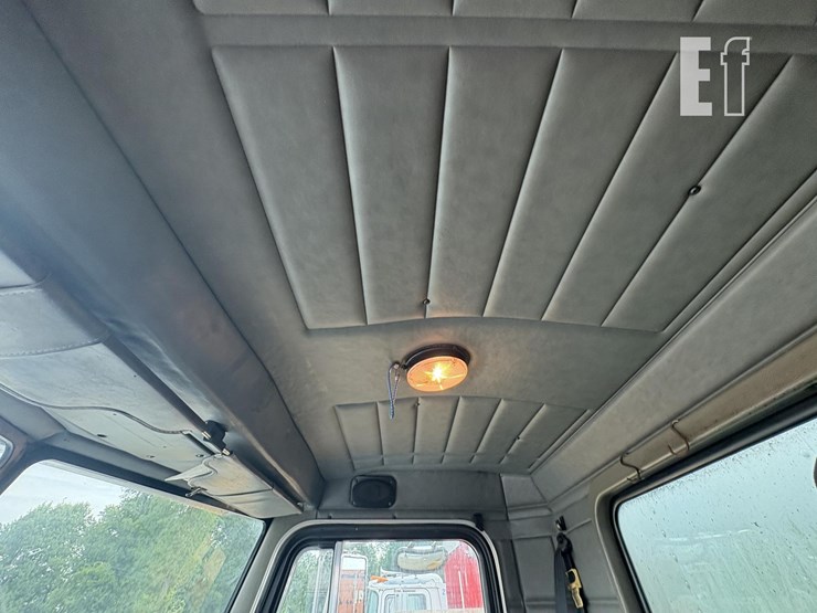 1999-peterbilt-330-image-20