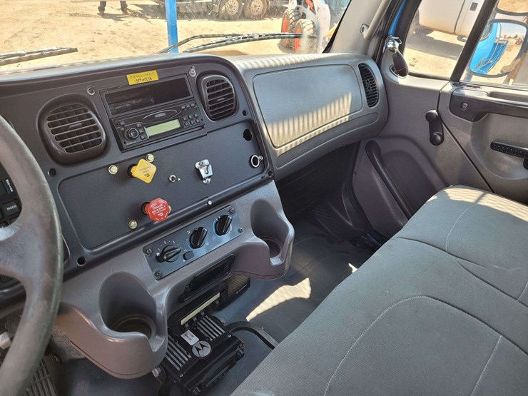 2007-freightliner-m2-106-image-13