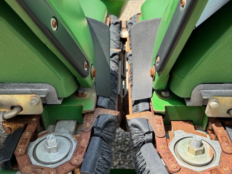 2010-john-deere-608c-image-13