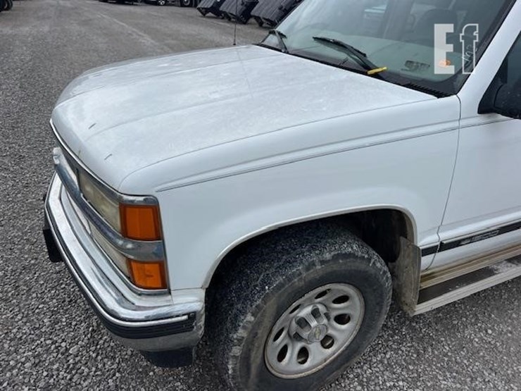 1999-chevrolet-suburban-image-15