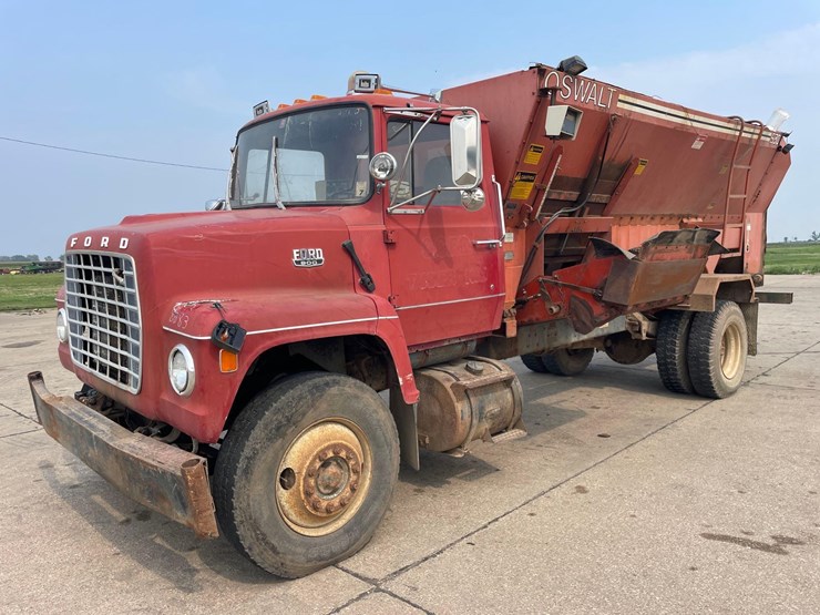 1982-ford-900-image-1