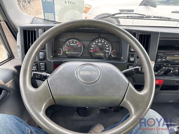 2014-isuzu-npr-image-26