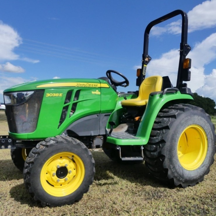 JOHN DEERE 3038E