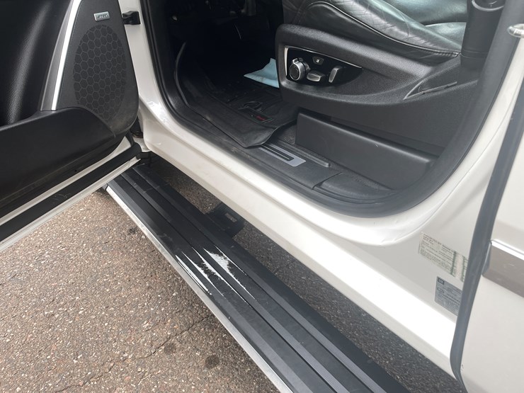 2017-cadillac-escalade-image-25