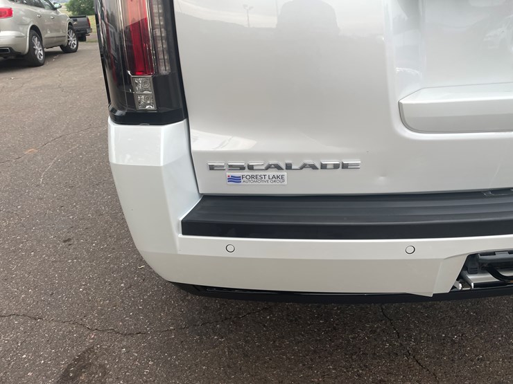 2017-cadillac-escalade-image-18