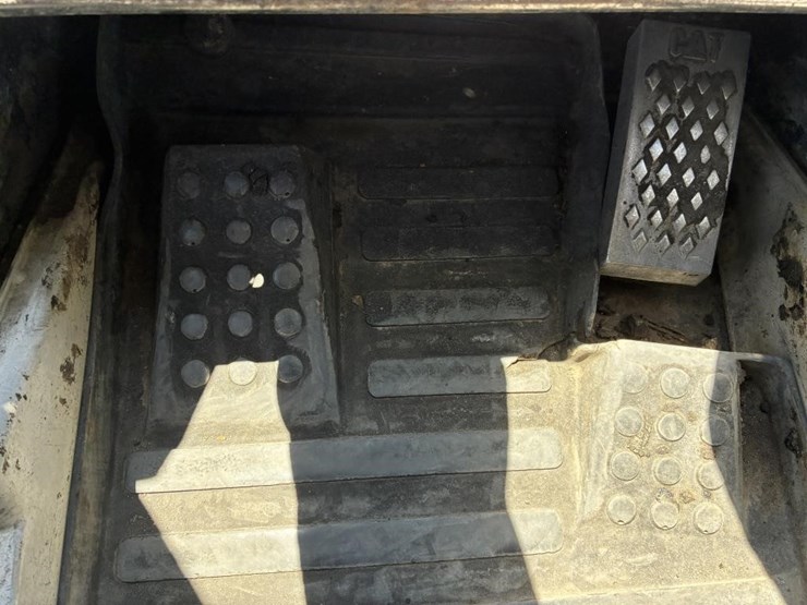 2011-caterpillar-262c-image-14
