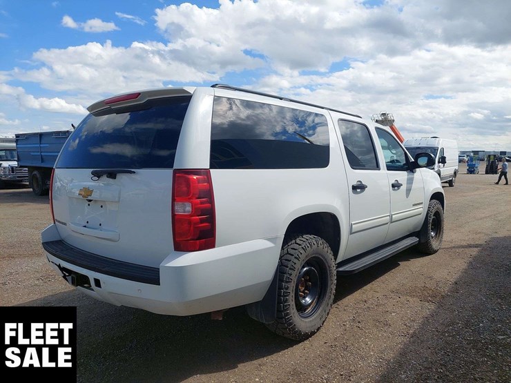 2014-chevrolet-suburban-image-4
