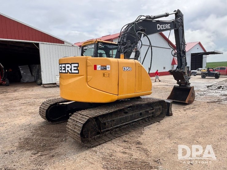 2012-deere-135d-image-10