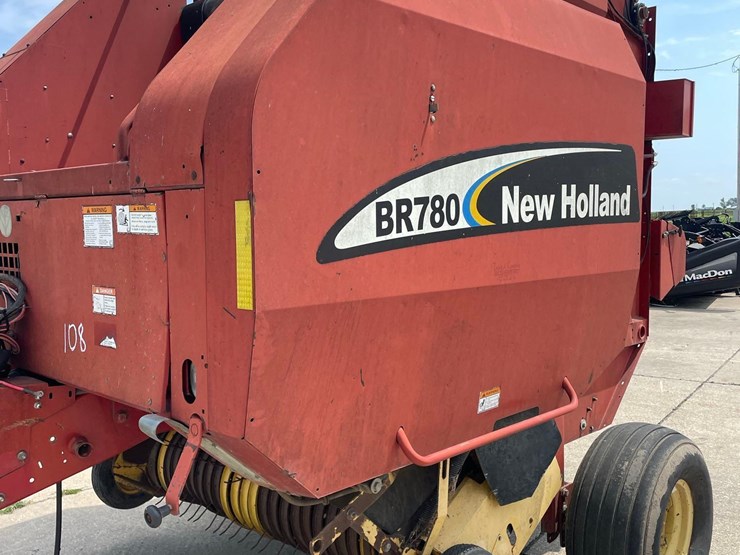 new-holland-br780-image-9