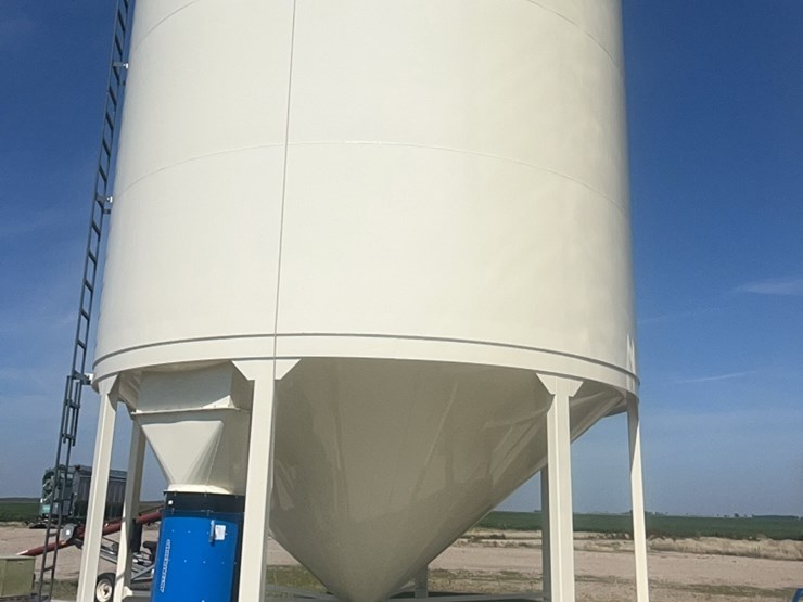 concept-7,500-bu.-hopper-bin-with-agi-grainguard-bin-fan,-10-hp-3-phase-electric-motor-image-9