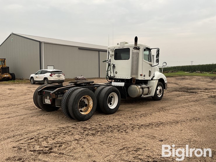 2004-freightliner-columbia-120-image-5