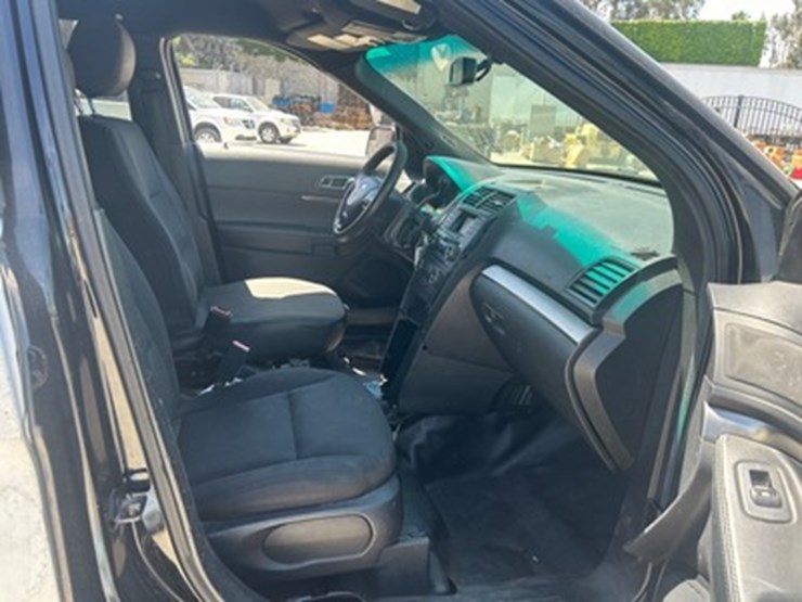 2016-ford-explorer-image-5