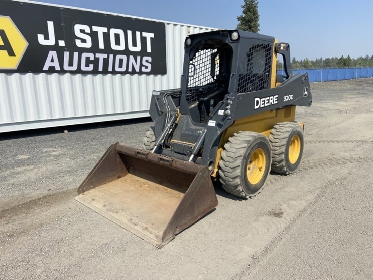 deere-320e-image-1