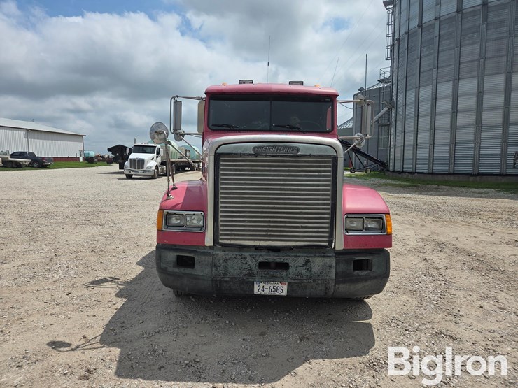 1996-freightliner-fld120-image-2