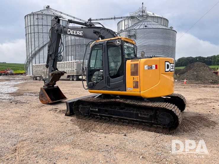 2012-deere-135d-image-14