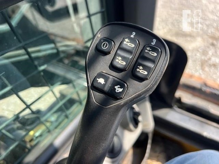 2020-new-holland-c332-image-31