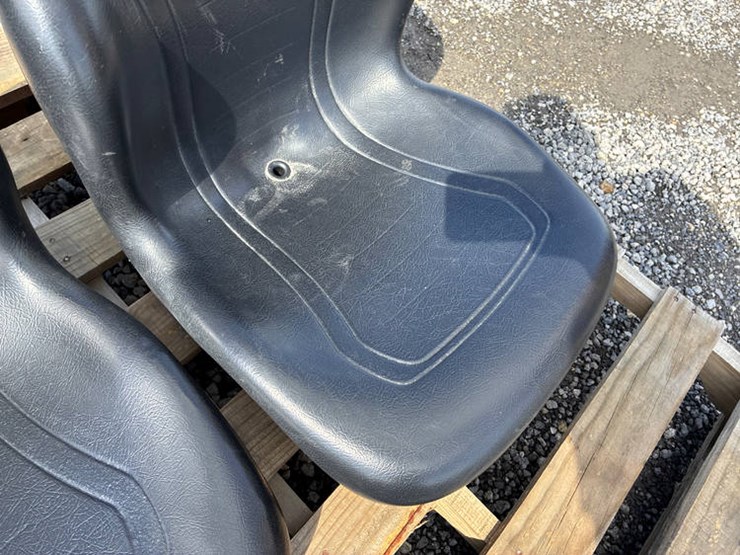 #113254-•-seats-for-2016-825-gator-w/bracket-image-6