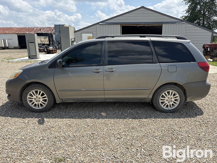 2004-toyota-sienna-image-8