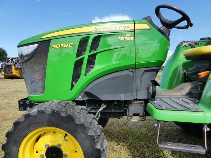 john-deere-3038e-image-8