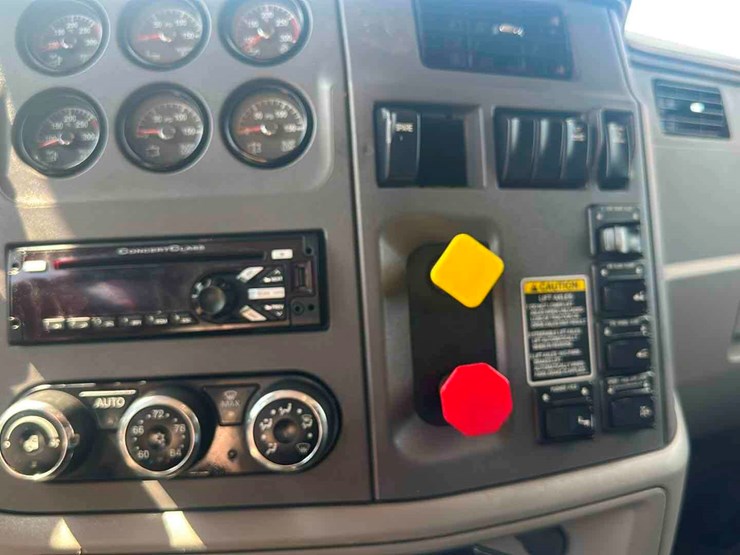 2015-peterbilt-567-image-12