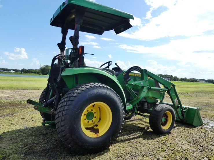 john-deere-4044m-image-3