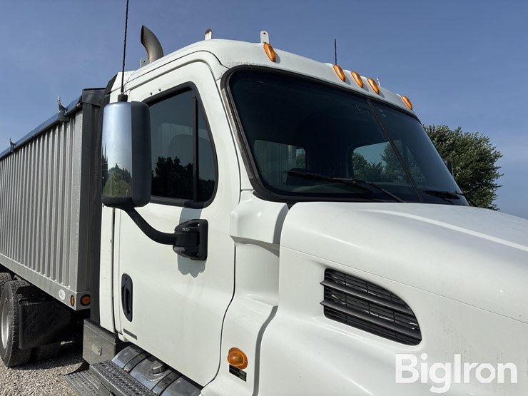 2011-freightliner-cascadia-113-image-10