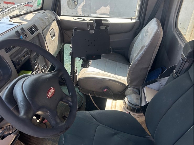 2011-peterbilt-337-image-13