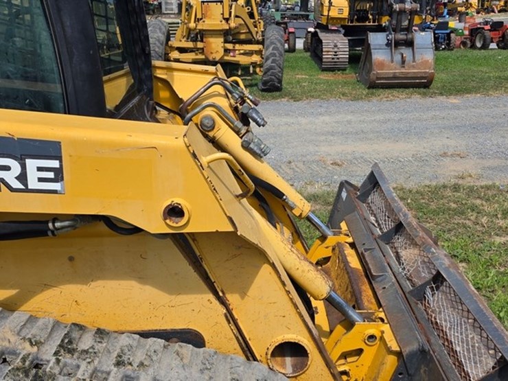 2007-deere-ct332-image-9
