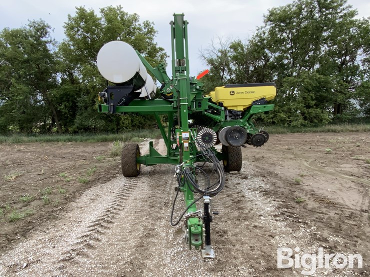 2021-john-deere-1745-image-2