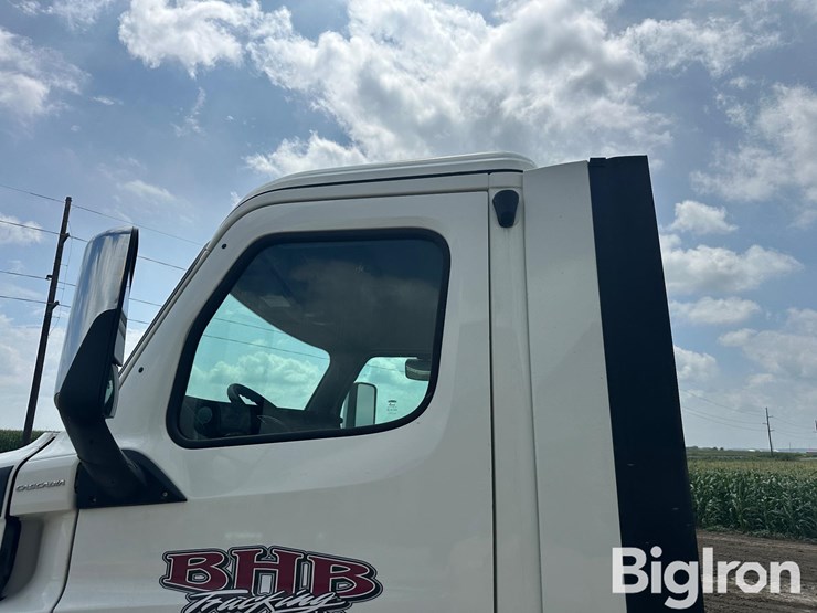 2019-freightliner-cascadia-126-image-11