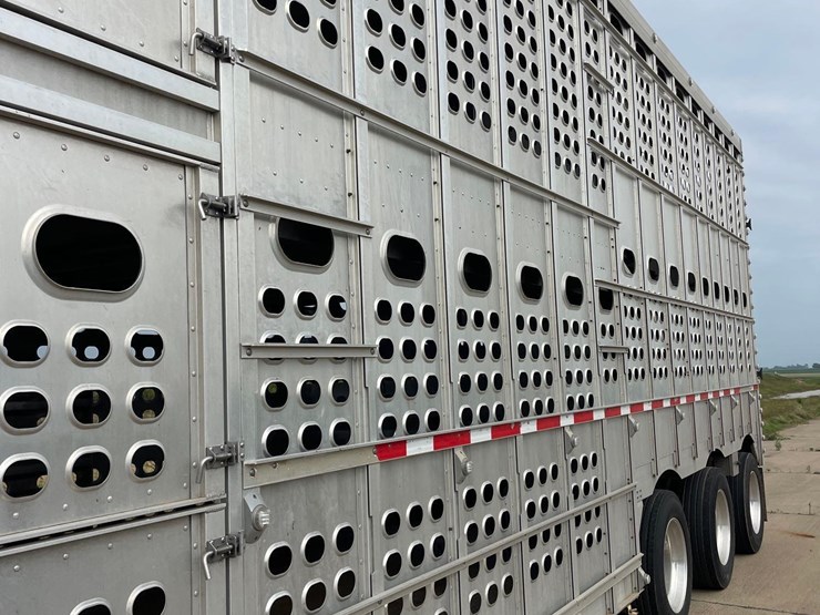 2021-eby-livestock-trailer-image-11