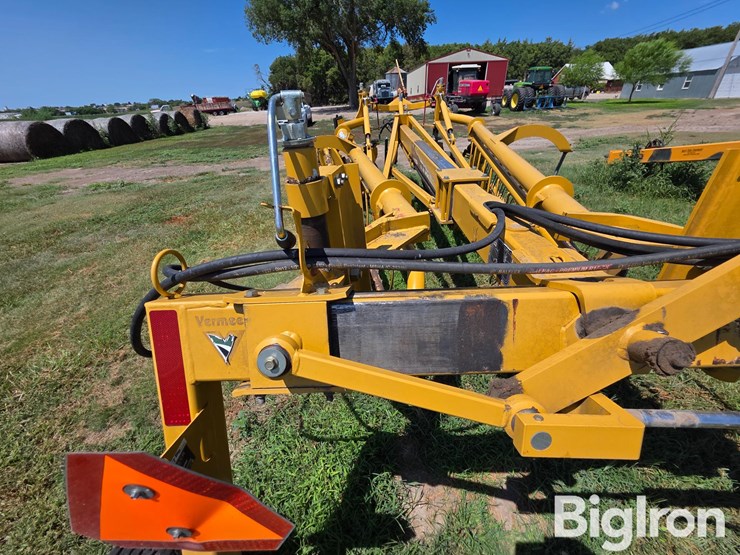 2013-vermeer-r2300-image-10