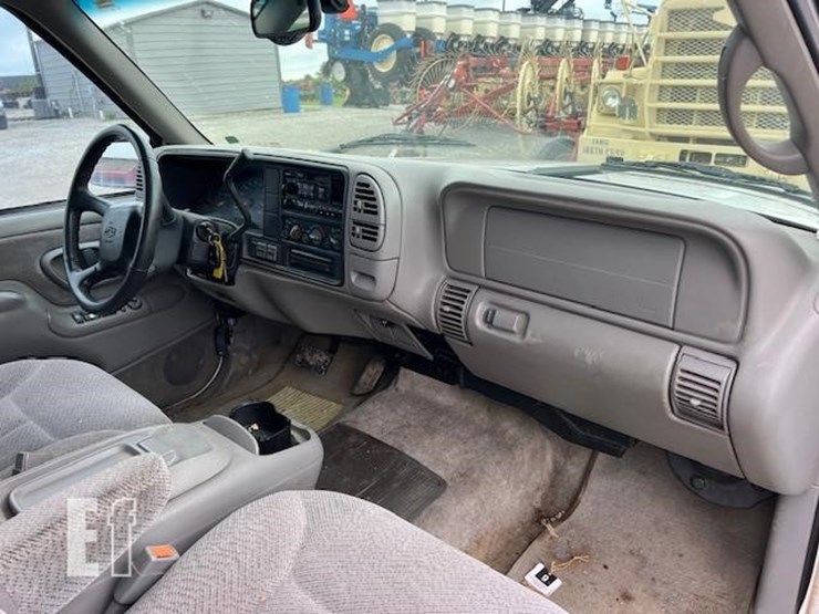 1999-chevrolet-suburban-image-24