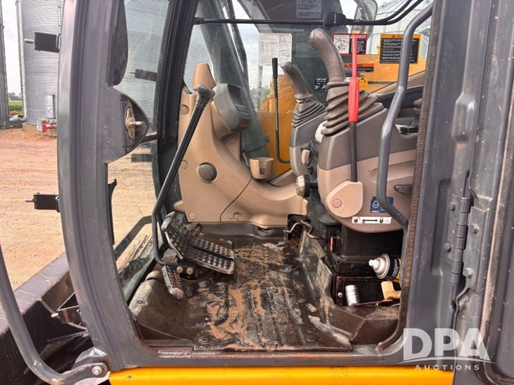 2012-deere-135d-image-56